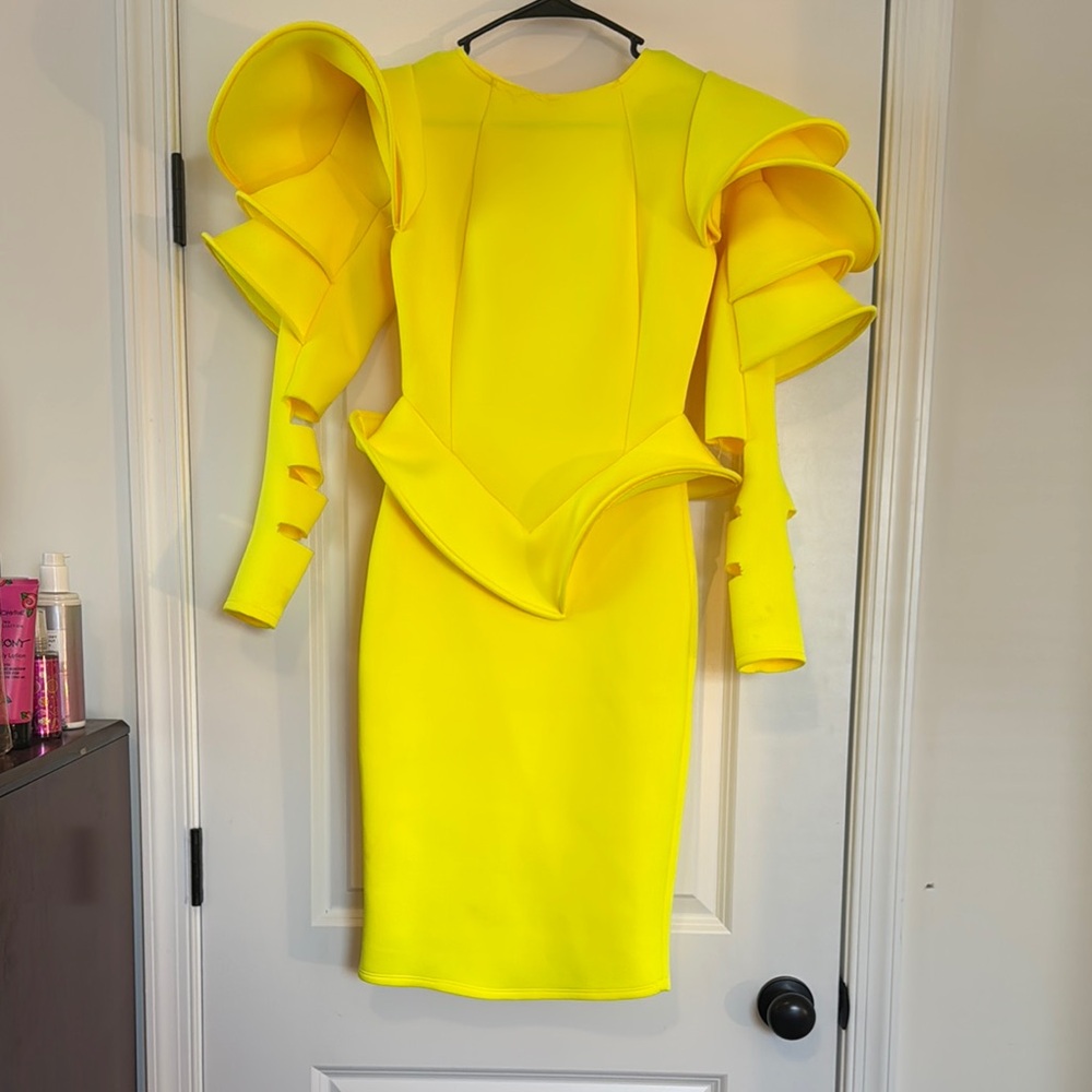 Yellow Ruffled Cocktail Dress with Puff Sleeves and Crew Neck